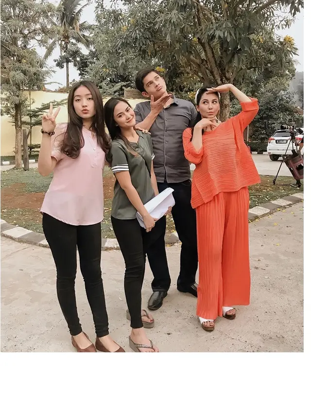 7 Potret Gabriella Larasati dengan Pemain Cinta Karena Cinta, Kompak Abis