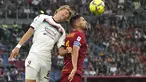 Gelandang Salernitana Emil Bohinen berebut bola dengan gelandang AS Roma Lorenzo Pellegrini pada pekan ke-36  Liga Italia 2022/2023 di Stadio Olimpico, Senin (22/5/2023) WIB. (AP Photo/Alessandra Tarantino)