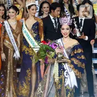 Puteri Indonesia 2022 terpilih Laksmi Shari De Neefe Suardana mengenakan mahkota saat Malam Puncak Grand Final Pemilihan Puteri Indonesia 2022 di Plenary Hall Jakarta Convention Center (JCC) Senayan, Jakarta, Jumat (27/5/2022). Laksmi Shari De Neefe Suardana terpilih menjadi Puteri Indonesia 2022. (Liputan6.com/Herman Zakharia)