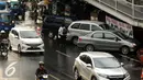 Sejumlah kendaraan terparkir di badan Jalan Salemba Raya, Jakarta, Senin (8/8). Pemprov DKI Jakarta melalui Dinas Perhubungan dan Transportasi (Dishubtrans) akan mengambil alih semua pengelolaan parkir on street. (Liputan6.com/Helmi Fithriansyah)