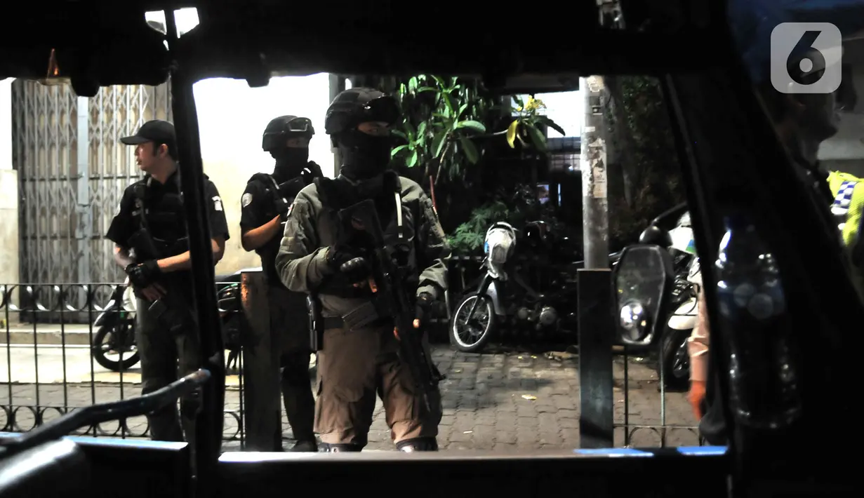Tim Eagle One Sat Reskrim Polres Jakarta Selatan melakukan penyisiran saat Operasi Premanisme Skala Besar Gabungan di kawasan Manggarai, Jakarta, Rabu (6/11/2019). Operasi tersebut digelar untuk menjaga keamanan dan ketertiban wilayah rawan aksi kriminal atau premanisme. (merdeka.com/Iqbal Nugroho)