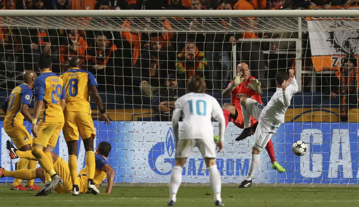Aksi pemain Real Madrid, Nacho (kanan) saat mencetak gol ke gawang APOEL pada laga Liga Champions grup H di GSP stadium, Nicosia, (21/11/2017). Madrid menang 6-0. (AP/Petros Karadjias)