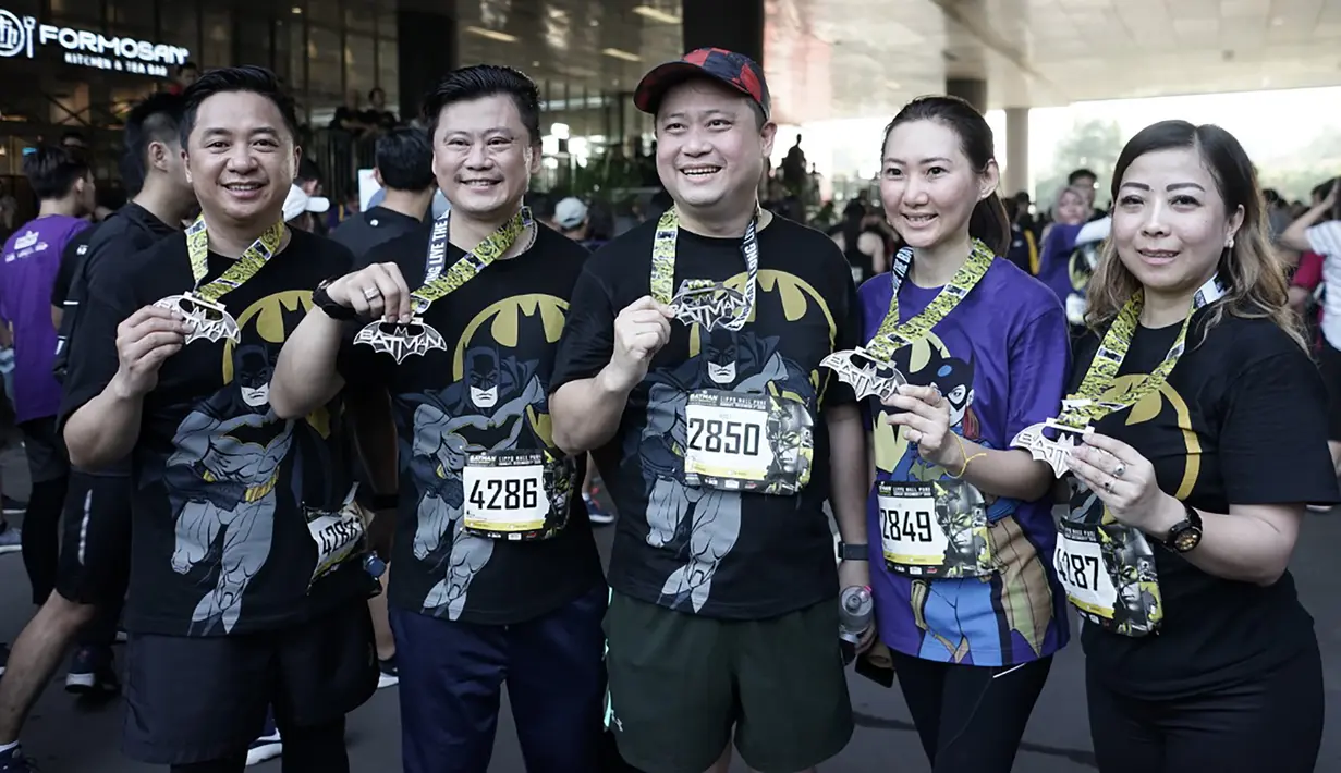 Para pelari berpose saat mengikuti Batman Run Series di Jakarta Barat, Minggu (1/12). Acara ini merupakan kerjasama antara Indofunrun dengan Lippo Mall Puri. (Dokumentasi Indofunrun)