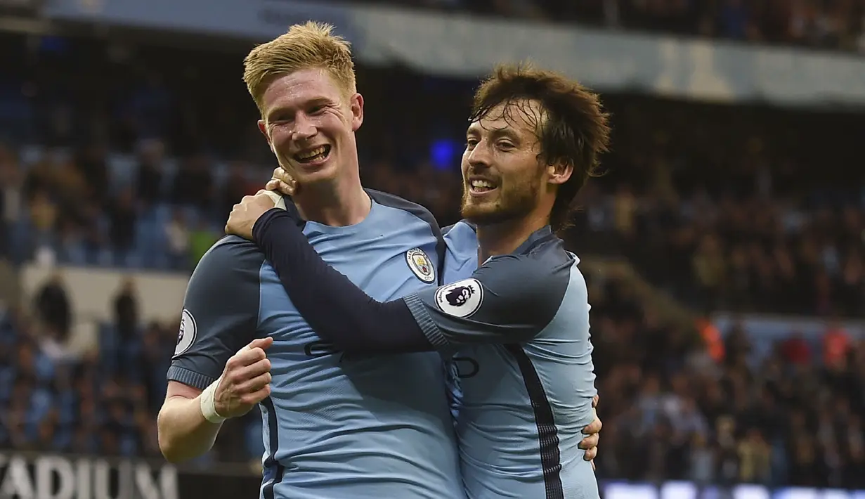 Kevin De Bruyne dan David Silva sangat menyenangkan untuk ditonton saat mereka bermain bersama di Man City sejak 2015 hingga 2020 lalu. Silva adalah sosok yang terampil, cerdas, dan berteknik tinggi, sedangkan De Bruyne merupakan salah satu gelandang serang terlengkap di era modern. (AFP/Paul Ellis)