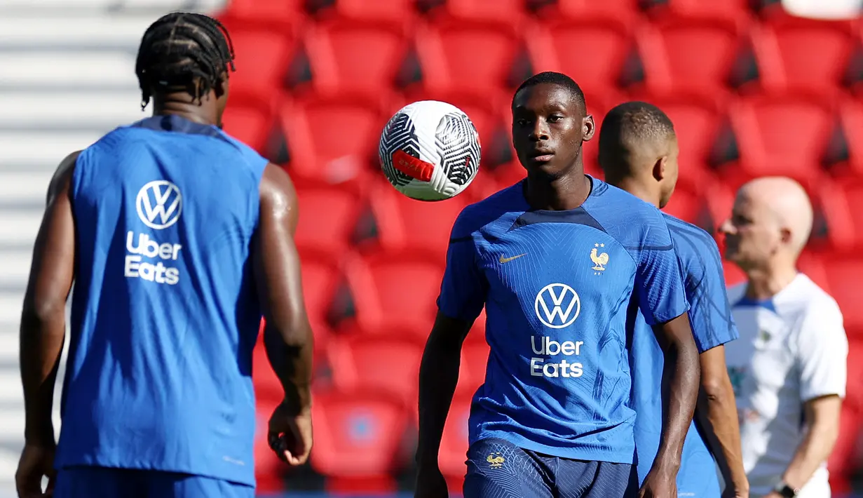 Penyerang Prancis Randal Kolo Muani (kanan) mengontrol bola selama sesi latihan menjelang Kualifikasi EURO 2024 menjamu Irlandia, di Stadion Parc des Princes, Rabu (6/9/2023). (Photo by FRANCK FIFE / AFP)