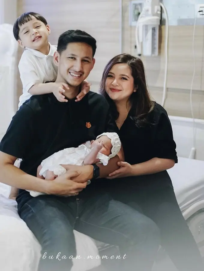Momen Perdana Tasya Kamila Foto Bareng Keluarga Lengkap, Gaya Usil Arrasya pada Adik Bikin Gemas