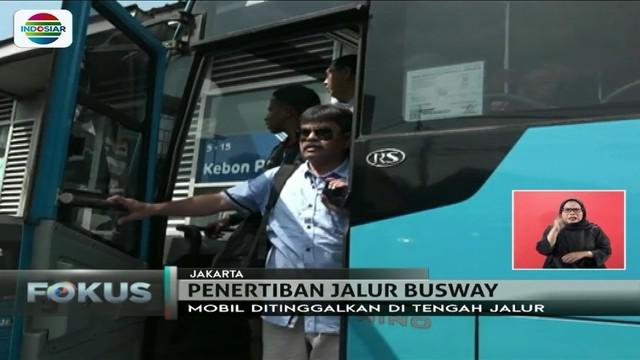 Penumpang Transjakarta protes karena perjalanannya terganggu razia di jalur busway.