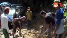 Jalur Trans Sulawesi di Kabupaten Poso, Sulteng, terputus selama delapan jam. Pembersihan jalan yang tertutup longsor sangat lambat karena dikerjakan warga dengan peralatan sederhana. 