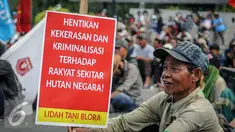 Massa yang tergabung dalam Front Perjuangan Rakyat melakukan aksi di depan Istana Merdeka, Jakarta, Senin (26/9). Mereka meminta kepada pemerintah untuk menghapuskan monopoli dan perampasan tanah oleh borjuasi besar. (Liputan6.com/Faizal Fanani)