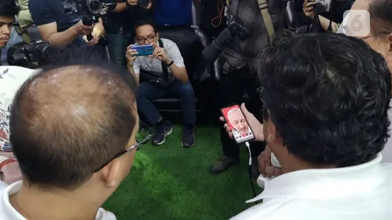 uji coba video call via jaringan 5G oleh Telkomsel memakai smartphone Oppo Reno 5G.