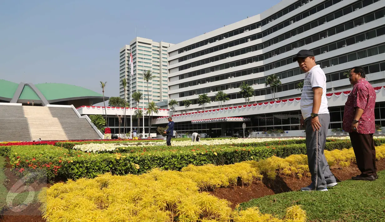 Ketua DPR RI Ade Komarudin (topi) meninjau taman yang berada di Gedung Nusantara, komplek Parlemen, Jakarta, Jumat (12/8). Peninjauan guna melihat kesiapan gedung DPR sebelum pidato kenegaraan pada 16 Agustus 2016. (Liputan6.com/Angga Yuniar)