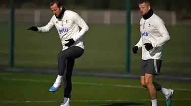 Penyerang Tottenham Hotspur Harry Kane dan bek Eric Dier (kanan) ambil bagian dalam sesi latihan tim di Tottenham Hotspur Football Club Training Ground di London, Senin (13/2/2023). Tottenham Hotspur akan bertamu ke kandang AC Milan pada leg pertama babak 16 besar Liga Champions 2022/2023, Rabu, 15 Februari 2023 dinihari WIB. (Ben Stansall / AFP)