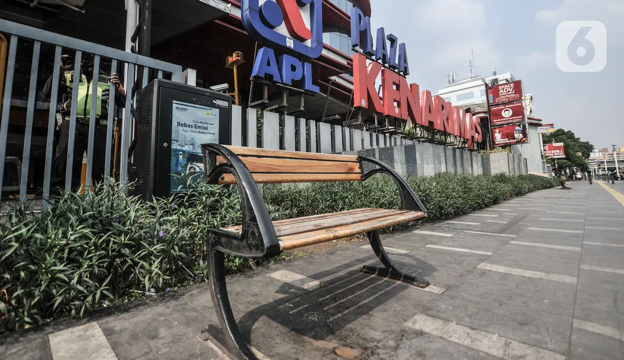 Suasana di depan Plaza Kenari Mas yang tutup, Jakarta, Rabu (7/7/2021). Pusat elektronik tersebut ditutup sejak 6 Juli hingga 20 Juli atau sampai berakhirnya masa PPKM Darurat. (merdeka.com/Iqbal S. Nugroho)