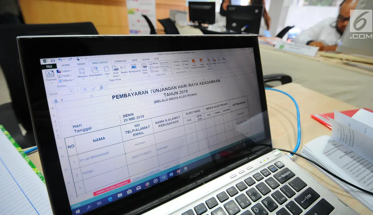 <p>Layar laptop menampilkan daftar nama yang berkonsultasi di posko pengaduan tunjangan hari raya (THR) di Kementerian Ketenagakerjaan, Jakarta, Senin (20/5/2019). Posko yang dibuka hingga 10 Juni ini untuk menampung laporan bagi masyarakat yang memiliki masalah terkait THR. (Liputan6.com/Angga Yuniar)</p>