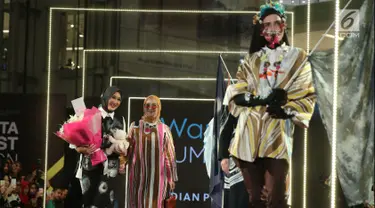 Desainer Dian Pelangi (kiri) saat tampil dalam Jakarta Modest Fashion Week di Gandaria City, Jakarta, Minggu (29/7). Dian Pelangi mengangkat tema 'Persona'. (Liputan6.com/Herman Zakharia)