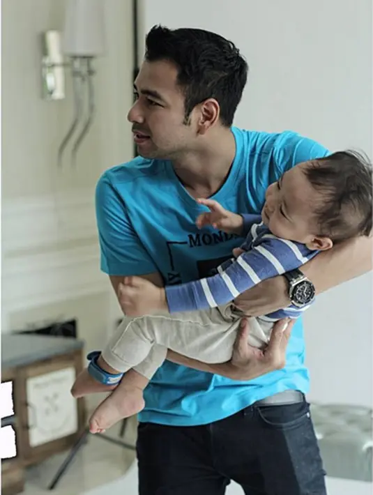 Demi menjadi dokumentasi putranya, Rafathar Malik Ahmad, Raffi Ahmad berencana membuat film tentang anak-anak. Film produksi RNR Film itu diberi judul Rafathar. Sebagai kenang-kenangan saat anaknya sudah besar. (Instagram/raffinagita1717)