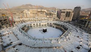 Suasana Masjidil Haram di Mekah, Arab Saudi, Kamis (5/3/2020). Penutupan area Masjidil Haram ini dilakukan setelah pemerintah Arab Saudi menyetop sementara ibadah umrah menanggapi wabah virus corona (COVID-19). (ABDEL GHANI BASHIR/AFP)