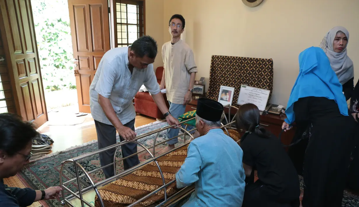 Sebelum di makamkan di TPU Jeruk Purut, Jakarta Selatan setelah salat Jumat, almarhum terlebih dulu di semayamkan ke rumah duka. (Adrian Putra/Bintang.com)