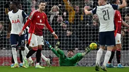 Kiper Manchester United, Altay Bayindir gagal mengahalu bola tendangan sepak pojok yang dilesatkan oleh pemain Tottenham Hotspur, Son Heung-min pada laga perempat final Carabao Cup 2024/2025 di Tottenham Hotspur Stadium, London, Jumat (20/12/2024). (AFP/Ben Stansall)