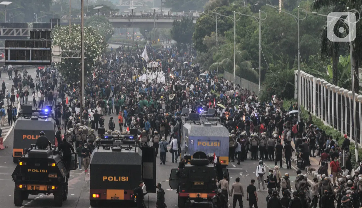 Aksi petugas kepolisian saat berupaya membubarkan massa aksi di depan Gedung DPR RI, Jakarta, Senin (11/4/2022). Situasi mulai memanas akibat sejumlah pengunjuk rasa melempari petugas dengan berbagai benda. (merdeka.com/Iqbal S Nugroho)
