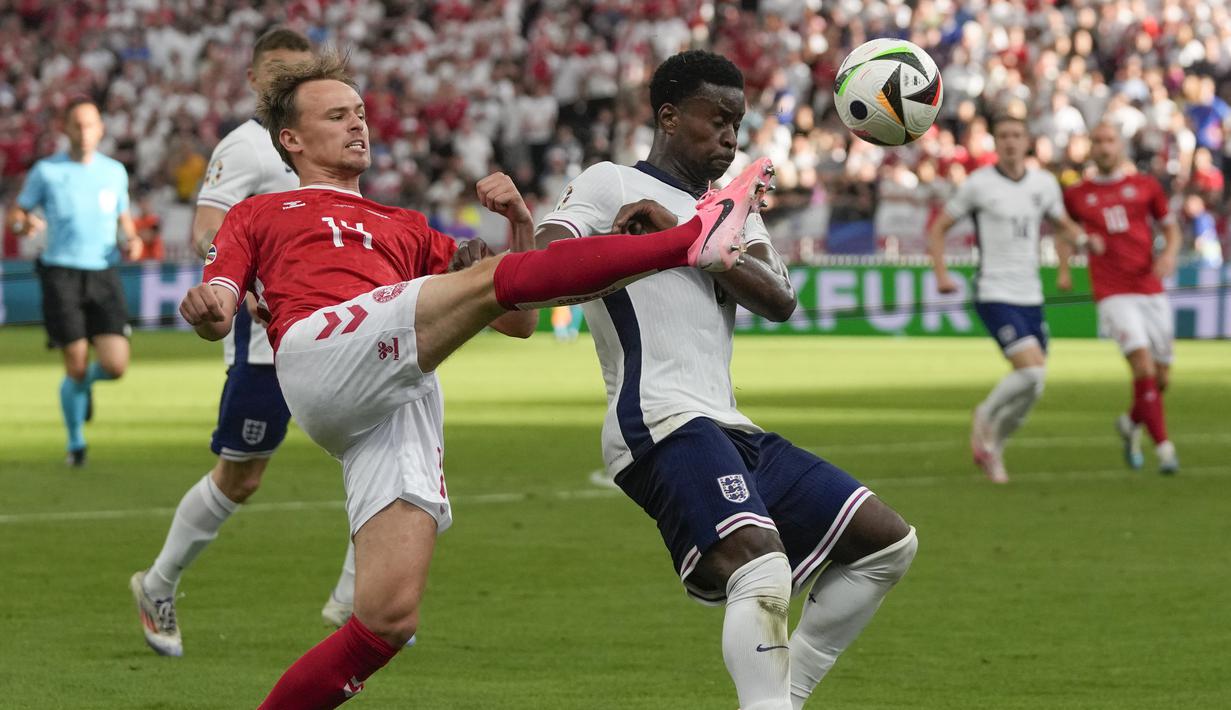 Bek Inggris Marc Guehi berebut bola dengan gelandang Denmark Mikkel Damsgaard dalam matchday 2 Grup C Euro 2024 di Deutsche Bank Park, Kamis (20/06/2024). (AP Photo/Thanassis Stavrakis)