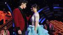 Adegan romantis antara Aliando Syarief dan Prilly Latuconsina saat drama cabaret di panggung SCTV Music Awards 2015 di Studio 6 Emtek City, Jakarta, Rabu (6/5). (Liputan6.com/Herman Zakharia)