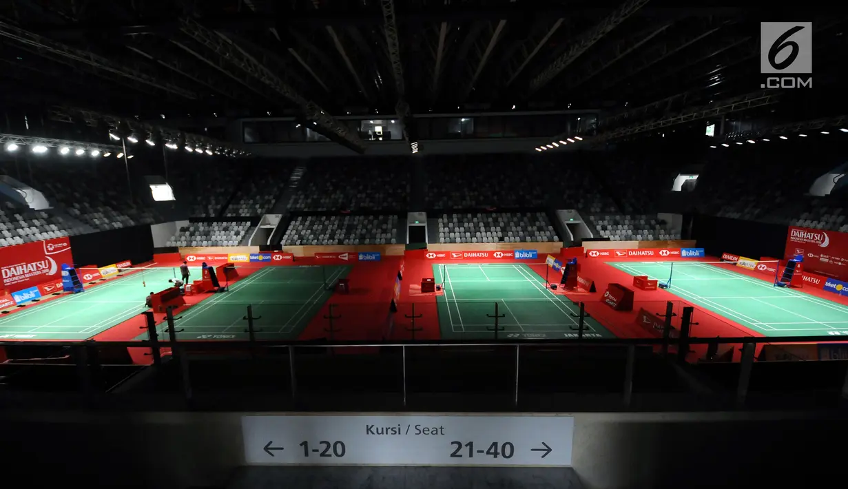 Empat lapangan disiapkan untuk gelaran turnamen Indonesia Masters 2018 di Istora Senayan, Jakarta, Minggu (21/1). Ajang Indonesia Master akan dihelat pada 23-28 Januari 2018 dan diikuti 20 negara. (Liputan6.com/Helmi Fithriansyah)