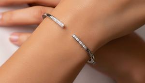 Gelang Cuff Minimalis dengan Zircon. Foto: Gemini