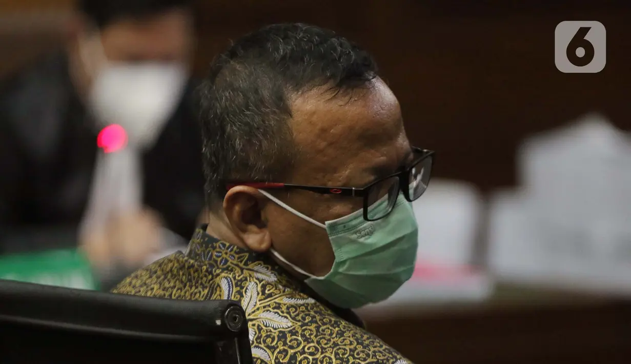 Terdakwa suap izin ekspor benih lobster tahun 2020, Edhy Prabowo saat sidang pembacaan tuntutan di Pengadilan Tipikor Jakarta, Selasa (29/6/2021). Mantan Menteri Kelautan dan Perikanan, Edhy Prabowo dituntut lima tahun penjara dan denda Rp 400 juta. (Liputan6.com/Helmi Fithriansyah)