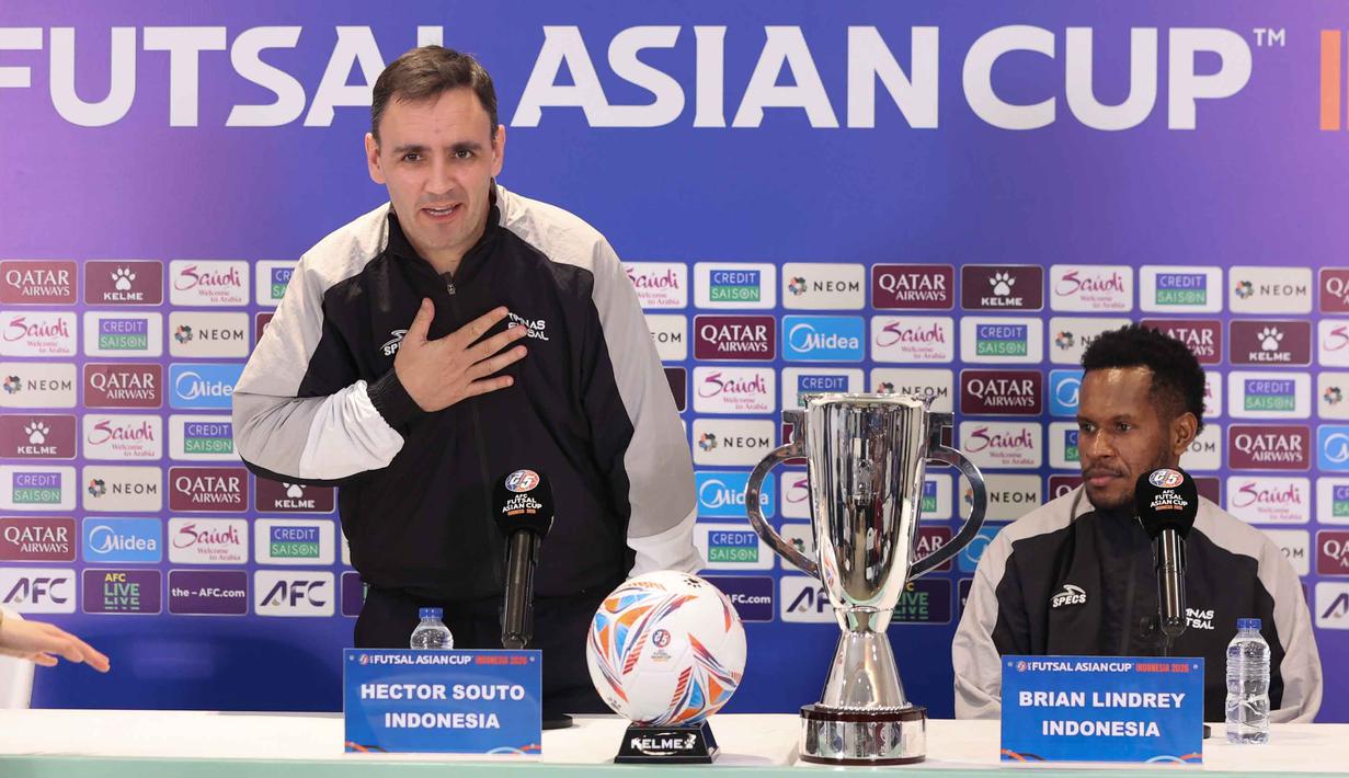 Sementara, pelatih Timnas Futsal Indonesia, Hector Souto, menegaskan tekanan tidak berada di kubu Indonesia yang baru pertama kali tampil di final, melainkan sepenuhnya ada pada Iran sebagai tim dengan tradisi juara. Tampak dalam foto, pelatih Timnas Futsal Indonesia, Hector Souto (kiri) bersama Brian Lindrey saat memberi keterangan terkait laga final Piala Asia 2026 di Indonesia Arena, Kompleks Gelora Bung Karno, Senayan, Jakarta, Jumat (6/2/2026). (Bola.com/M Iqbal Ichsan)