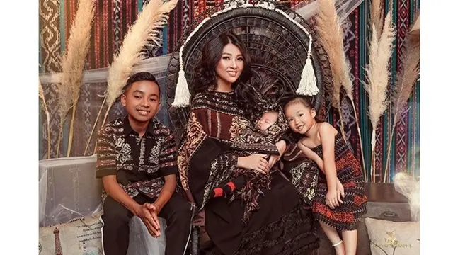 Ajak Betrand Peto, Begini 7 Gaya Foto Keluarga Ruben Onsu dengan Pakaian Nuansa Etnik