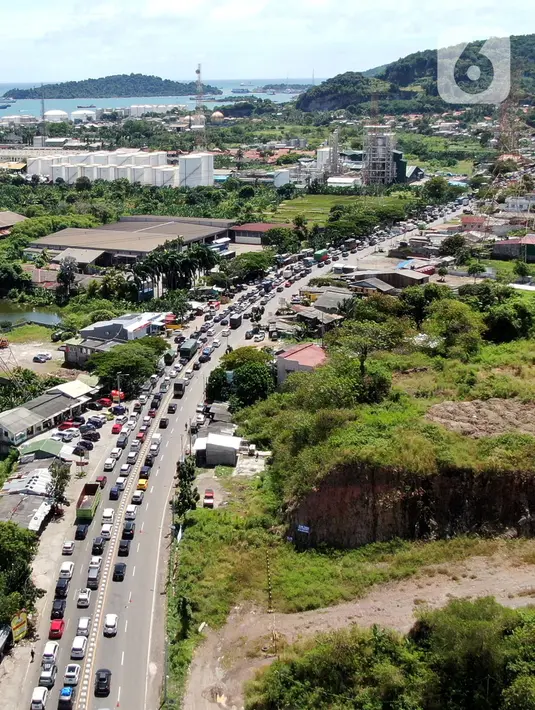 <p>Foto udara memperlihatkan kemacetan yang terjadi dalam Tol Tangerang-Merak, Banten, Jumat (29/4/2022). Kemacetan sepanjang 7 Kilometer mengular hingga ke dalam tol akibat lonjakan pemudik yang hendak menyeberang ke Pulau Sumatera melalui Pelabuhan Merak. (Liputan6.com/Angga Yuniar)</p>