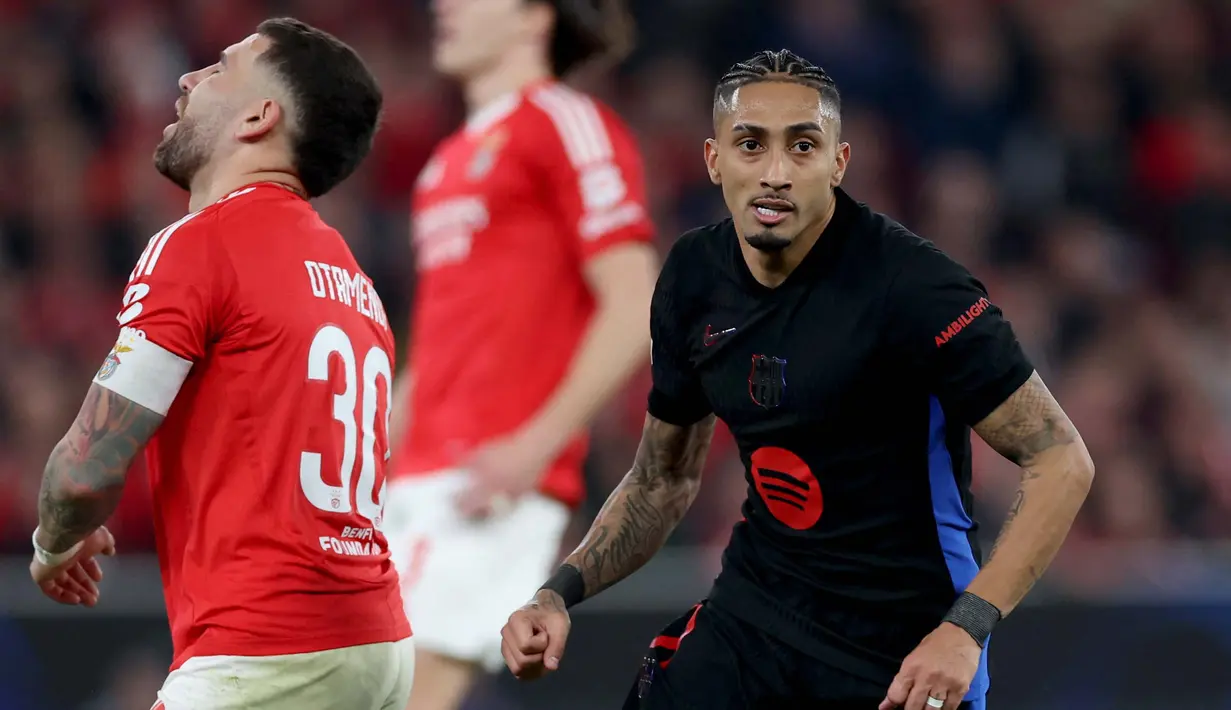Pada menit ke-61, Barcelona mencetak gol kemenangan lewat aksi Raphinha. Diawali kesalahan umpan pemain Benfica, Raphinha yang berhasil merebut bola langsung melepas tembakan keras tanpa bisa diantisipasi Anatolii Trubin. (FILIPE AMORIM/AFP)