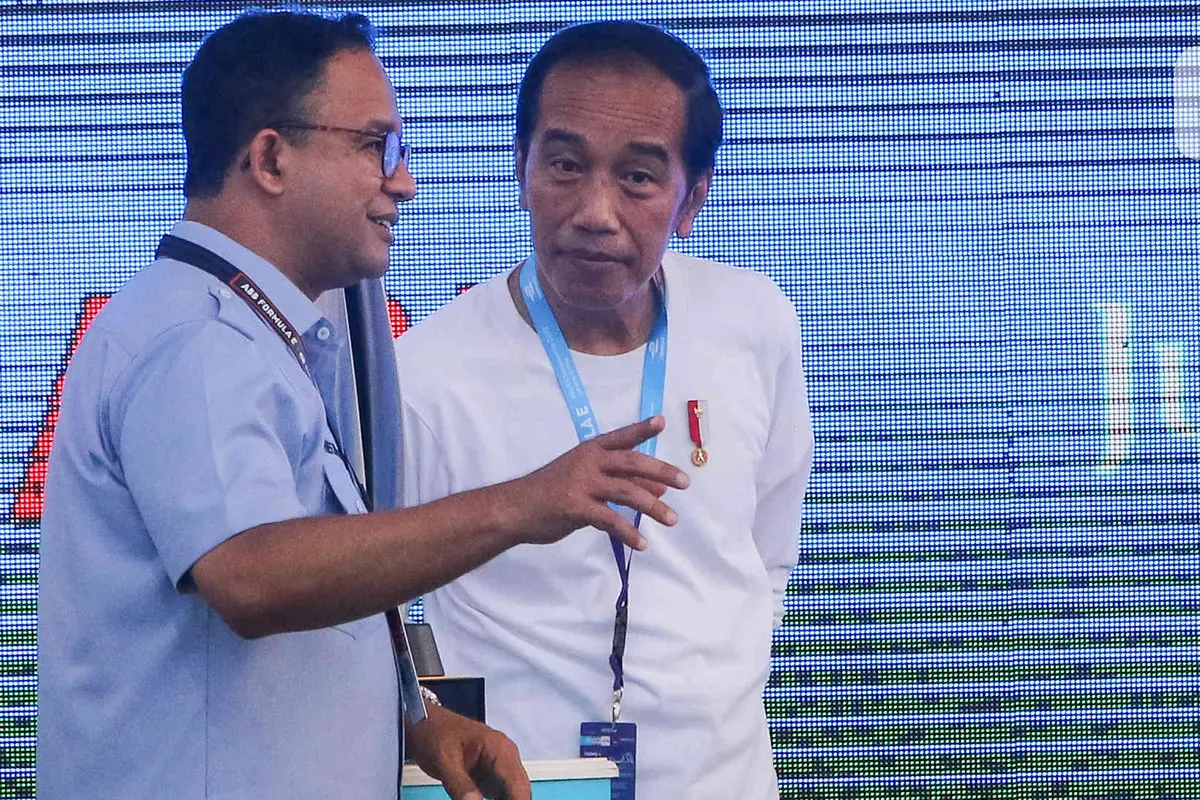 Jokowi Serahkan Piala ke Juara Formula E Jakarta Mitch Evans