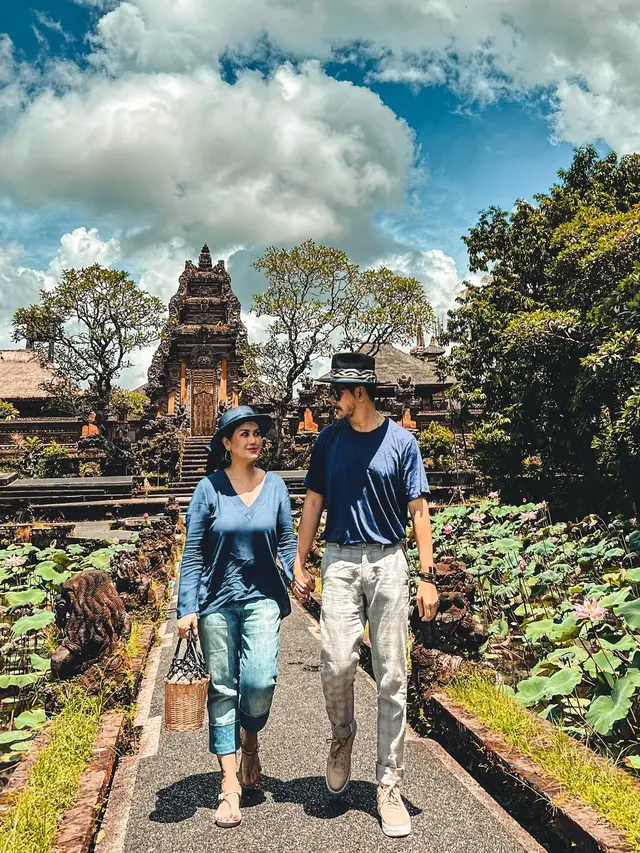 26 Tahun Menikah, Ini 7 Potret Mesra Ferry Salim dan Istri Saat Liburan