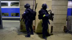 Dua pasukan militer GIGN berjaga saat menggelar latihan serangan teroris di la Gare Montparnasse, Paris (20/4). Dalam latihan tersebut Menteri Dalam Negeri Prancis Bernard Cazeneuve ikut ambil bagian. (REUTERS/MIGUEL MEDINA)