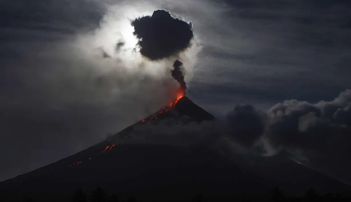 Gunung Mayon yang mengeluarkan lava panas saat terjadi Gerhana bulan "super blue blood moon" di Legazpi, Filipina (1/2). (AFP Photo/Ted Aljibe)
