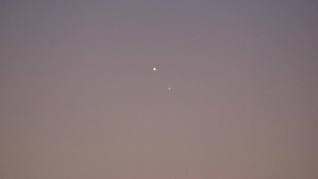 Peristiwa dempet (conjunction) terjadi ketika dua benda langit seakan bertemu atau melintas sebagaimana dilihat dari Bumi. (Sumber Twitter/@ian_burley)