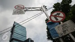 Rambu larangan kendaraan roda dua di kawasan Sudirman, Jakarta, Rabu (27/4). Pelarangan kendaraan roda dua melintas dari mulai Sudirman menuju arah Senayan masih dalam proses diskusi dengan pihak terkait dan juga Gubernur DKI. (Liputan6.com/Faizal Fanani)