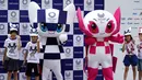 Maskot Olimpiade dan Paralimpik Tokyo 2020, Miraitowa (kiri) dan Someity (kanan) saat debut mereka di Tokyo, Jepang, Minggu (22/7). Panitia mengatakan 16.769 sekolah di seluruh negeri ambil bagian dalam pemilihan maskot tersebut. (AP Photo/Eugene Hoshiko)