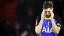 Pemian Tottenham Hotspur, Ben Davies, memegang kepalanya setelah ditaklukkan Sheffield United pada laga Piala FA di Stadion Bramall Lane, Kamis (2/3/2023). Tottenham Hotspur tersingkir dari Piala FA 2022/2023 setelah menelan kekalahan dalam pertandingan putaran kelima. (AFP/Oli Scarff)
