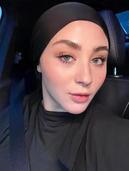 Cantiknya Margin Wieheerm dalam simpel makeup yang super soft. Ia menambahkan nuansa merah muda di area mata, pipi, dan bibir. Mana makeup Margin yang paling jadi favoritmu, Sahabat FIMELA? [Foto: Instagram/marginw]