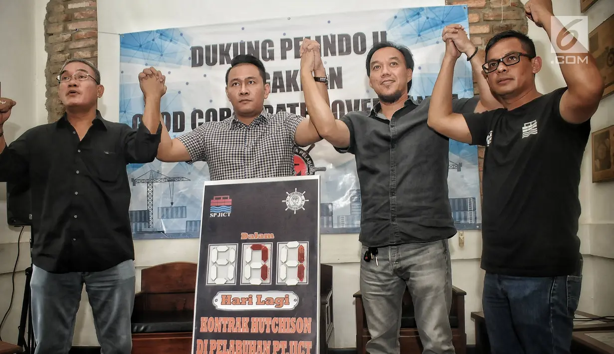 Ketua Umum Serikat Pekerja JICT Hazris Malsyah, Ketua Umum FPPI Nova Sofyan Hakim, Wakil Ketua SP JICT Bayu Saptari, Sekjen SP JICT Firmansyah foto bersama saat menggelar konferensi pers di Jakarta, Rabu (16/1). (Liputan6.com/Faizal Fanani)