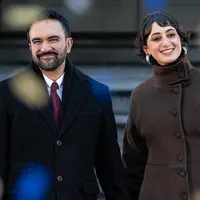 Wali Kota New York City Zohran Mamdani dan istrinya Rama Duwaji tersenyum saat confetti berjatuhan setelah upacara pelantikannya sebagai wali kota di Balai Kota pada Kamis, 1 Januari 2026 di New York, Amerika Serikat. (David Dee Delgado/Getty Images/AFP)