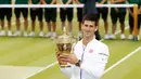 Petenis Serbia, Novak Djokovic menunjukkan trofi kemenangannya setelah mengalahkan petenis Swiss, Roger Federer di babak final tunggal putra Wimbledon 2015, London, Minggu (12/7). Ini adalah gelar Wimbledon ketiga bagi Djokovic.  (REUTERS/Stefan Wermuth)
