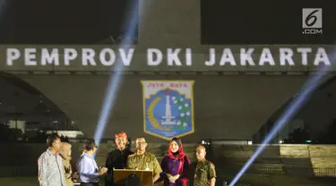 Gubernur DKI Jakarta Anies Baswedan meresmikan pemutaran video mapping di Tugu Monas, Jakarta, Senin (13/8). Video mapping tersebut diputar dalam rangka memeriahkan Asian Games 2018 dan HUT Kemerdekaan RI (Liputan6.com/Immanuel Antonius)