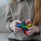 Ilustrasi anak bermain rubik yang rumit. (Sumber foto: Pexels.com).