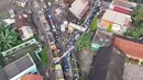 Bahkan, jalan ini kerap dijuluki jalur neraka oleh warga karena kemacetan kronis dan kondisi jalan yang rusak akibat lalu-lalang truk tambang. (merdeka.com/Arie Basuki)