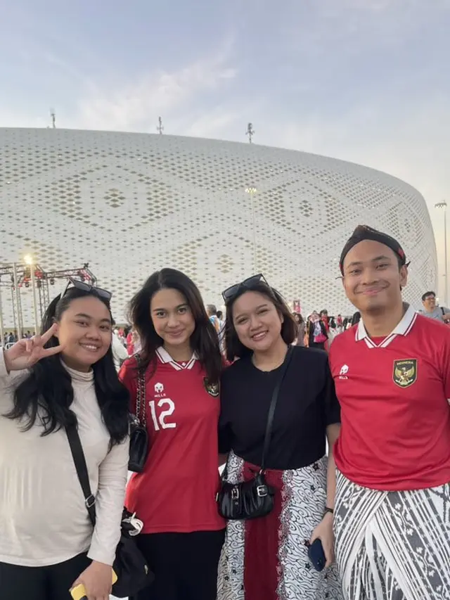 7 Potret Azizah Salsha dan Adiba Khanza Dukung Suami Lawan Jepang di Qatar