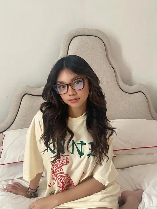 Naura Ayu tersenyum tipis ke arah kamera. Dia sepertinya cocok menggunakan frame kacamata apapun. [instagram/naura.ayu]